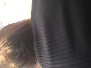 [在线]表嫂中午给我送东西时穿着性感小短裙，JB都硬了忍不住