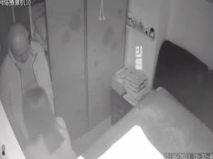 【网曝乱伦】爷爷给孙子发完红包，儿媳妇就进来伺候内射！长期乱