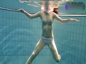 -ziwei-小萝莉全裸泳池内戏水真性感