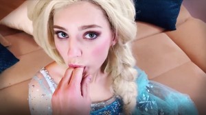 新尝试女友换上冰女王的装扮与我开启性爱