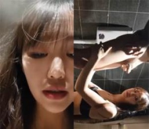 长发美女雪儿粉和男粉丝在网吧厕所约啪，爽到高潮但不敢叫出