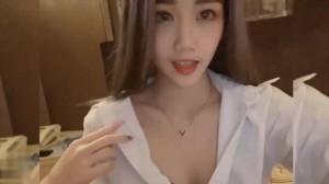 撕爛絲襪舔著我的穴接著69舔的人家不要不要的受不了只好自己坐上去搖於是和粉絲の激情的就這樣開始了的...