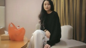 小马寻花约气质外围,镜头前深喉扛起大长腿拉着手站立后入的...